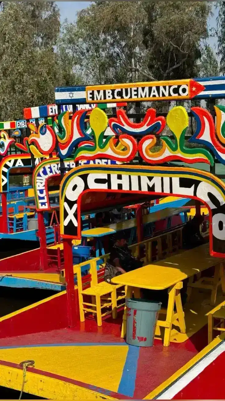 Trajineras en el Embarcadero Cuemanco, Xochimilco