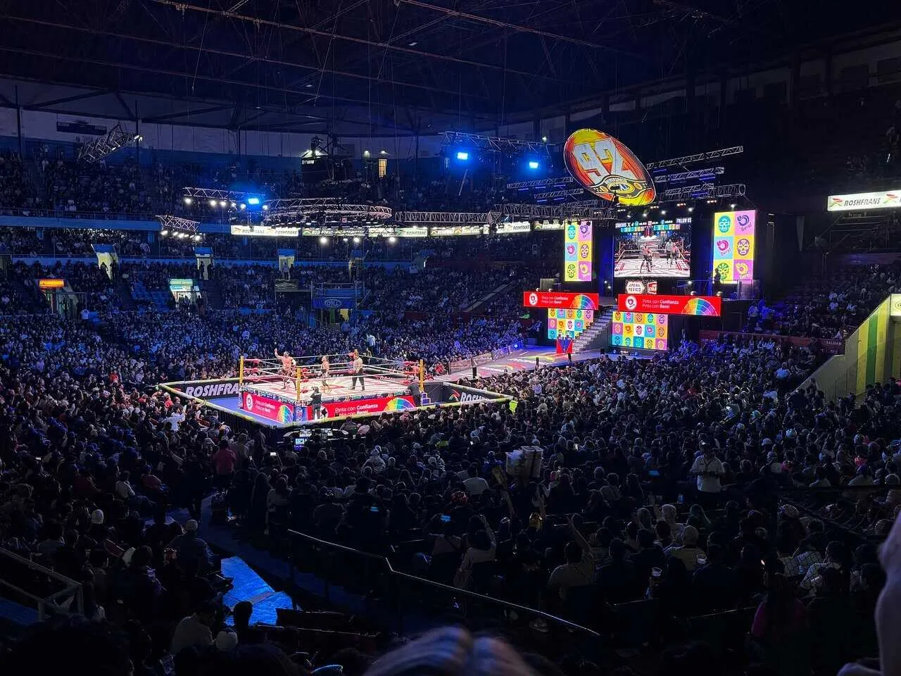 La Arena México en noche de función